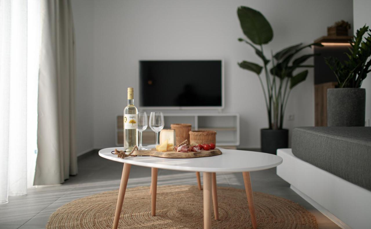 Seanfinity Beachfront Suites Mikri Vigla Exterior foto