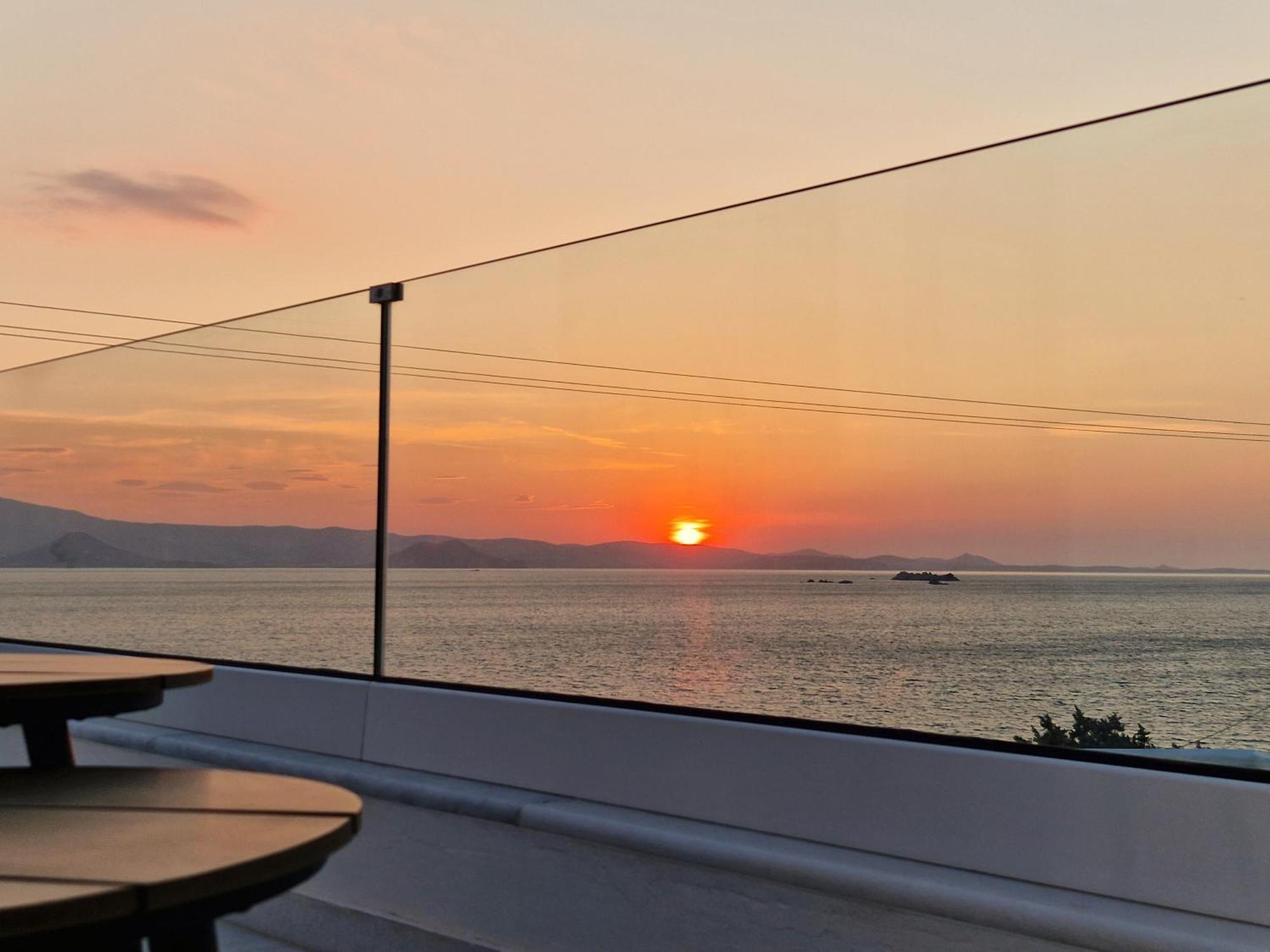 Seanfinity Beachfront Suites Mikri Vigla Quarto foto